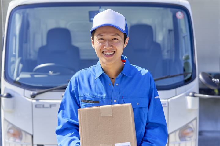 《神戸市須磨区》週払いOK・4ｔ車での衣類及び関連雑貨のセンター間配送ドライバー！（Web面接OK・駅チカ）