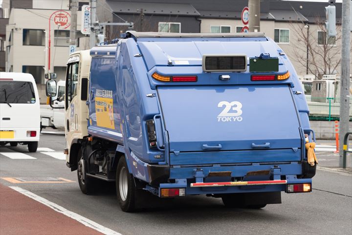 《足立区》週払いOK・3ｔ～4ｔ車での産業廃棄物などの回収ドライバー！（Web面接OK・超高時給）