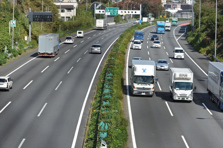《横須賀市》週払いOK・3ｔ～4ｔ車でのコンビニなどへのチルド品や米飯商品の配送ドライバー！（Web面接OK・高収入）
