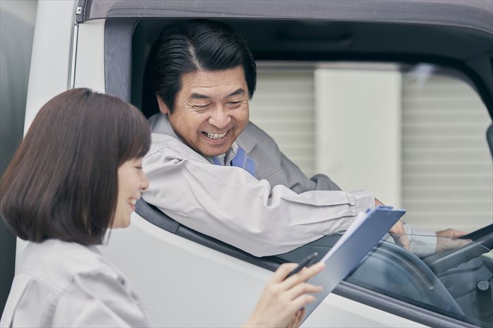 《結城郡八千代町》週払いOK・4ｔワイド車でのスーパーへの食品配送ドライバー！（週休2日・夜勤帯）