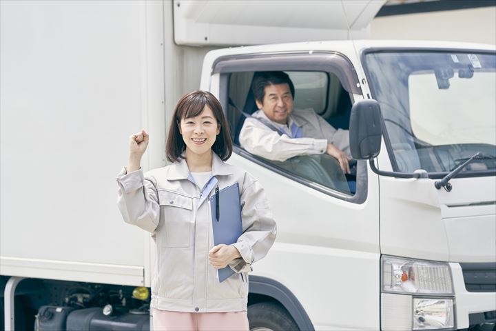 《摂津市》週払いOK・4ｔ車での冷凍食品の店舗配送ドライバー！（Web面接OK・時間外勤務ほぼ無し）