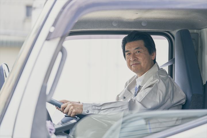 《川越市》週払いOK・2ｔ車での修理工場などへの自動車部品の配送ドライバー！（Web面接OK・高収入）