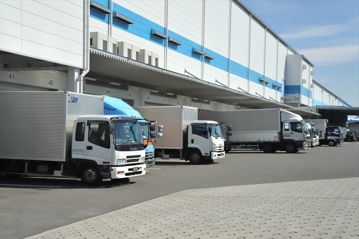 《高崎市》週払いOK・4ｔ車でのケーキやデザートなどのセンター間配送ドライバー！（週休2日・2024年8月15日までの短期）