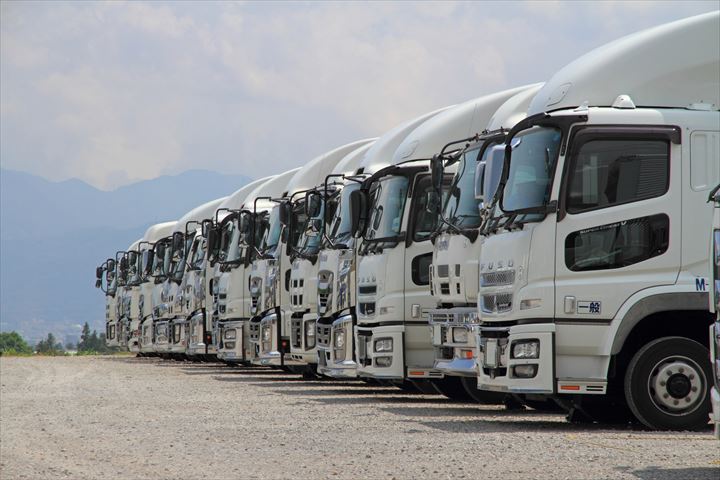 《大田区》週払いOK・4ｔ車での青果や日配品の店舗配送ドライバー！（Web面接OK・曜日固定休み）