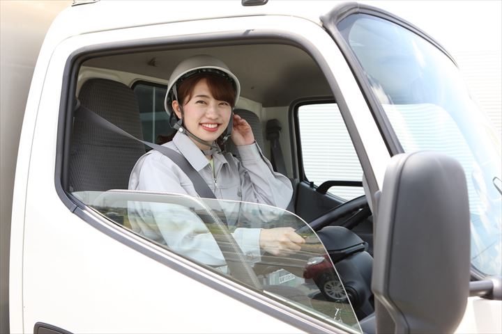 《市川市》週払いOK・4ｔ車でのコンビニへのドライ食品の配送ドライバー！（Web面接OK・高収入）