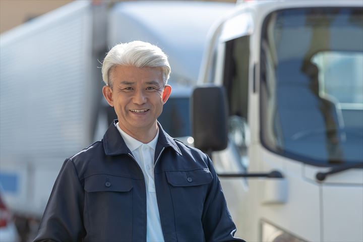 《枚方市》週払いOK・2ｔ車での新品の段ボール製品の配送ドライバー！（土日祝休み・日勤）