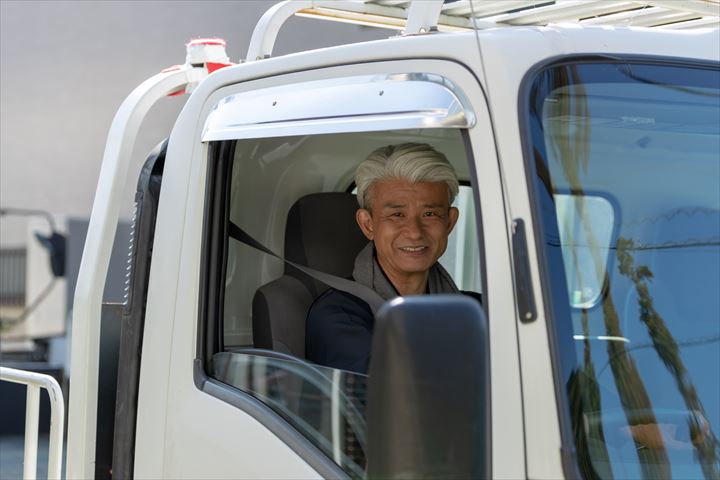 《白山市》週払いOK・2ｔ～4ｔ平車での工場等へのガスボンベの配送ドライバー！（Web面接OK・土日祝休み）