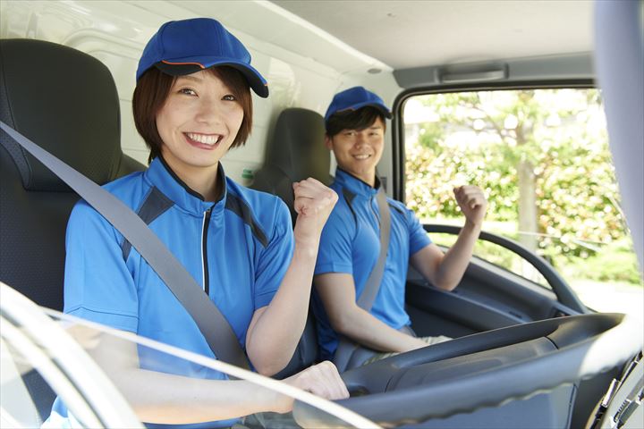 《日向市》週払いOK・4ｔ車での企業向け一般貨物の集配ドライバー！（土日祝休み・日勤）