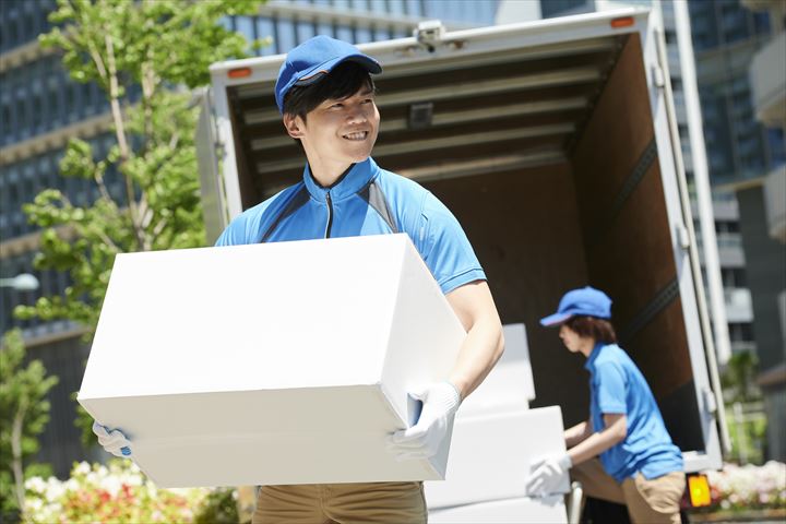 《杉並区》週払いOK・3ｔ車での外食チェーン店への食品配送ドライバー！（高収入・カゴ使用）
