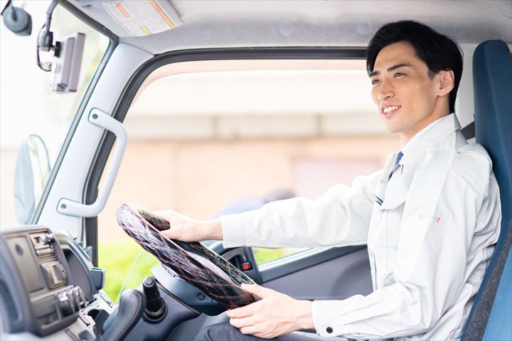 《所沢市》週払いOK・2ｔ車での店舗やセンターなどへ業務用食品の配送ドライバー！（Web面接OK・土日祝休み）