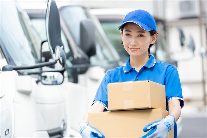 《江東区》週払いOK・2ｔ車での量販店へのアパレル商品の配送ドライバー！（土日祝休み・高収入）