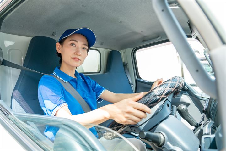 《大牟田市》週払いOK・2ｔ車での企業向け一般貨物の集配ドライバー！（土日祝休み・日勤）