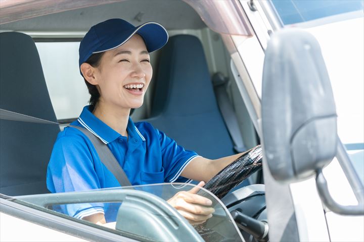 《中巨摩郡昭和町》週払いOK・4ｔ車でのドラッグストアへのドライ品配送ドライバー！（高収入・カゴ使用）