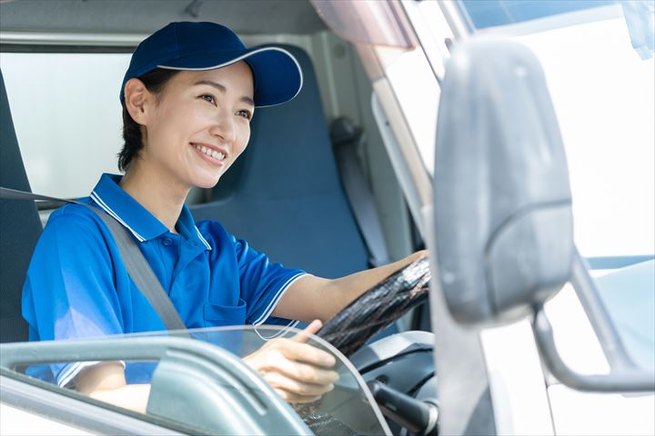 《上益城郡益城町》週払いOK・4ｔ車での企業向け一般貨物の集配ドライバー！（土日祝休み・日勤）