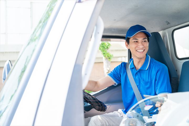 《本庄市》週払いOK・3ｔ車での食品や雑貨などのコンビニ配送ドライバー！（Web面接OK・高時給）