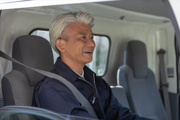 《江東区》週払いOK・4ｔ車でのスーパーで扱う食品の配送ドライバー！（週休2日・カゴ使用）