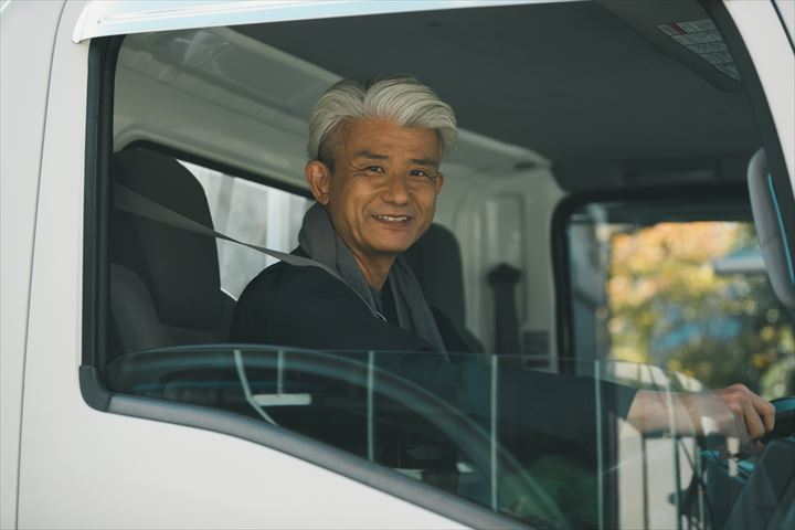 《伊勢市》週払いOK・3ｔ車でのタイヤの配送ドライバー！（高時給・固定休み）