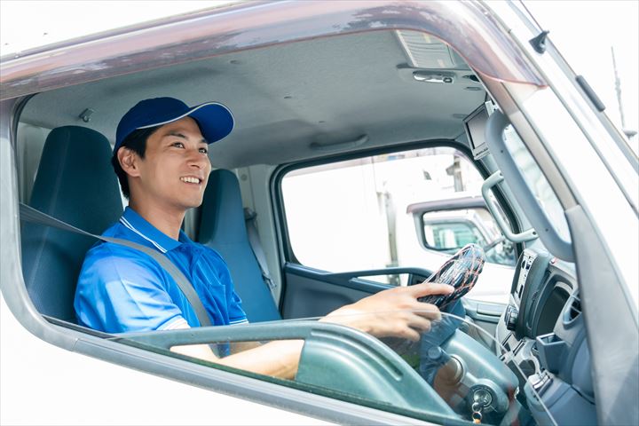 《板橋区》週払いOK・3～4ｔ車での飲料の店舗配送ドライバー！（高時給・日曜固定休み）