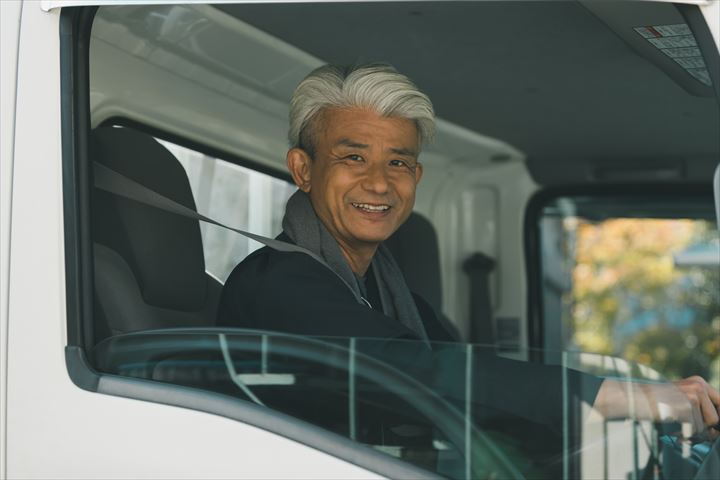 《京都市伏見区》週払いOK・2ｔ車での新聞の店舗配送ドライバー！（高時給・土日休み相談可）