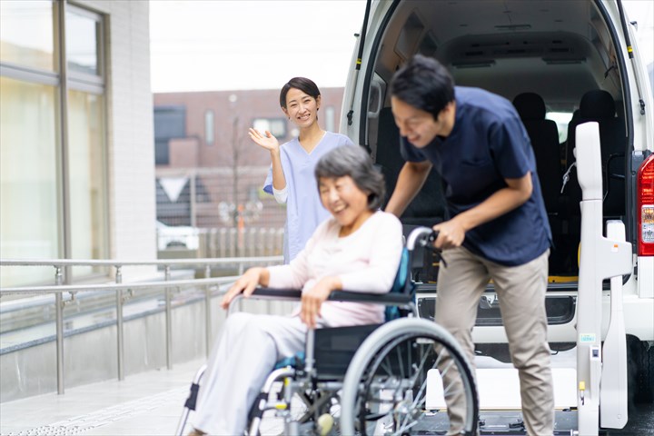 《千葉市稲毛区》週払いOK・普通車での施設利用者の送迎ドライバー！（Web面接OK・土日休み）