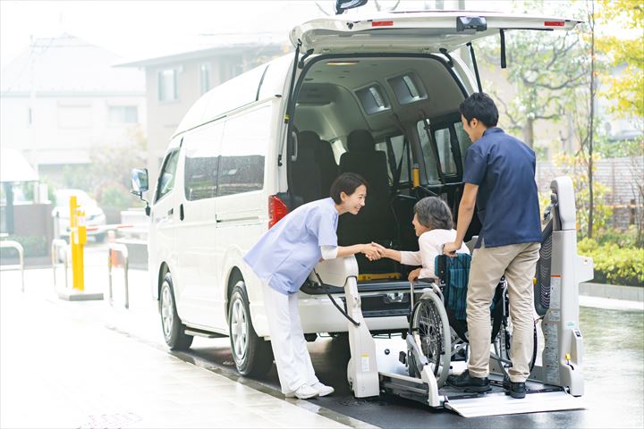 《中央区》週払いOK・普通車での施設利用者の送迎ドライバー！（高時給・シニア活躍中）