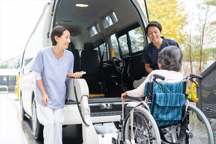 《中央区》週払いOK・普通車での施設利用者の送迎ドライバー！（Web面接OK・高時給）