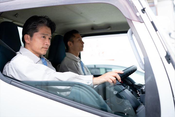 《浜松市東区》週払いOK・2ｔ車での企業向け一般貨物の集配ドライバー！（高時給・曜日固定・長期）