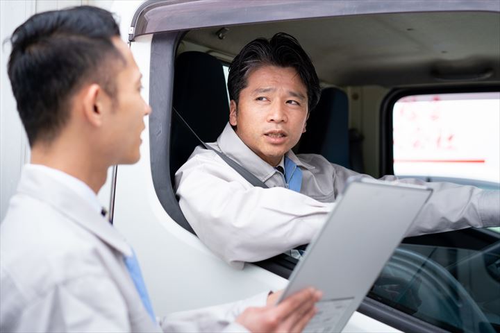 《川崎市川崎区》週払いOK・4ｔ車での企業やセンターなどへの印刷物の配送ドライバー！（高収入・土日祝休み）