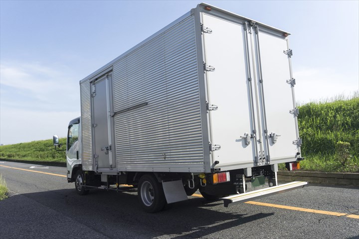 《愛西市》週払いOK・4ｔ車での菓子類の店舗配送ドライバー！（Web面接OK・高時給）