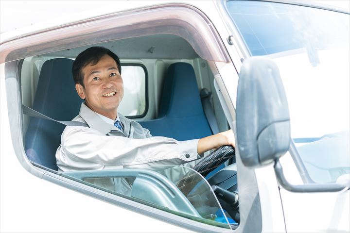 《京都市伏見区》週払いOK・3ｔ車での外食チェーン店などへの食材の配送ドライバー！（Web面接OK・週休2日）