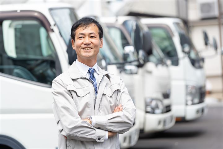 《川口市》週払いOK・2ｔ車での学校への食品配送ドライバー！（高時給・土日休み）