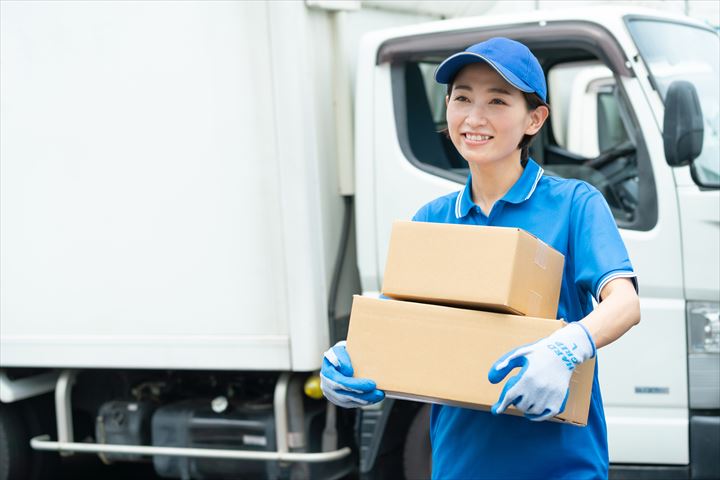 《河内郡上三川町》週払いOK・4ｔ車でのコンビニへのドライ品配送ドライバー！（高収入・週休2日）