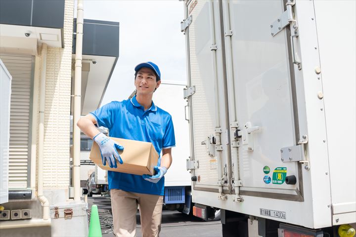 《八潮市》週払いOK・4ｔ車でのチルド食品の店舗配送ドライバー！（高収入・カゴ使用）
