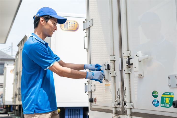 《京都市南区》週払いOK・4ｔ車でのスーパーへの食品や生鮮鮮魚の配送ドライバー！（Web面接OK・週休2日）