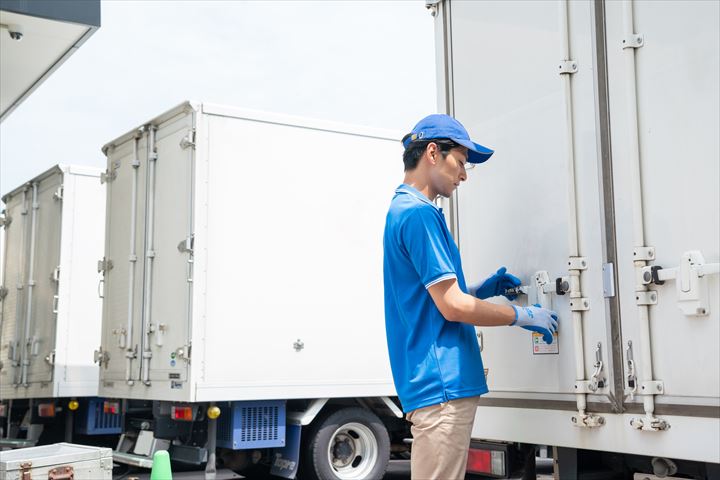 《東大阪市》週払いOK・3ｔ車での米飯やチルド食品のコンビニ配送ドライバー！（Web面接OK・高時給）