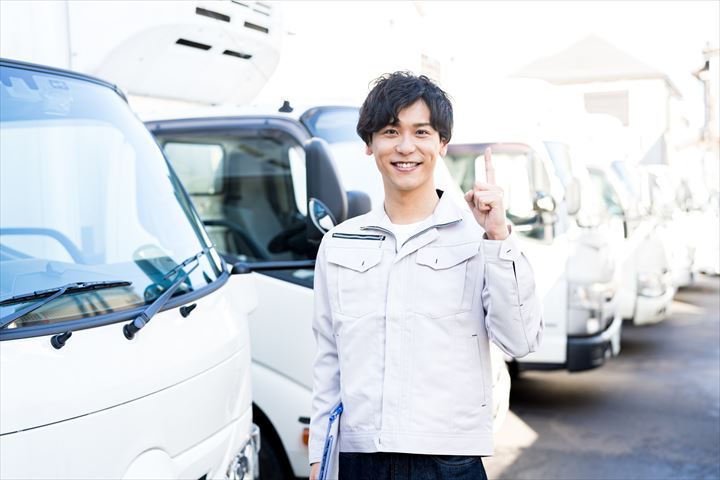 《神戸市東灘区》週払いOK・4ｔ車での衣類や雑貨等の店舗配送ドライバー！（Web面接OK・週休2日）