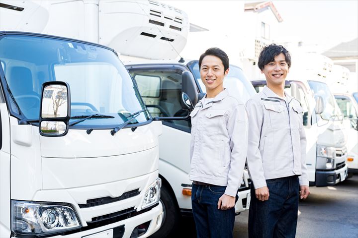 《横浜市鶴見区》週払いOK・4ｔ車でのコンビニ向け商品のルート配送ドライバー！（高収入）