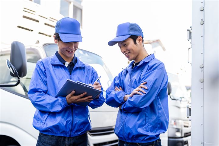 《摂津市》週払いOK・4ｔ車での常温商品のコンビニ配送ドライバー！（Web面接OK・高収入）