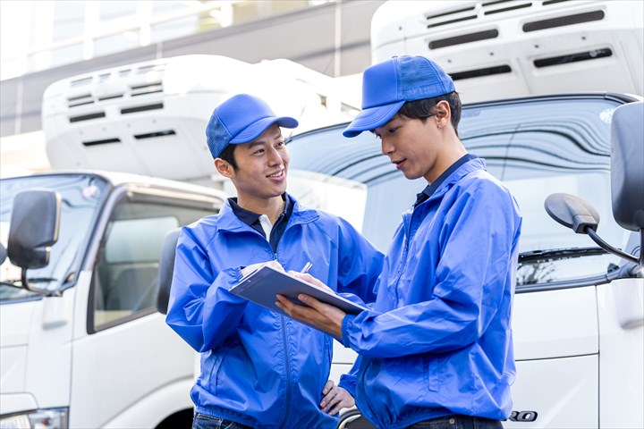 《久世郡久御山町》週払いOK・4ｔ車でのチルド品のセンター、店舗配送ドライバー！（Web面接OK・週休2日）