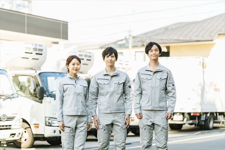 《大田区》週払いOK・4ｔ車でのオフィスや学校へのコピー用紙の配送ドライバー！（Web面接OK・土日祝休み）