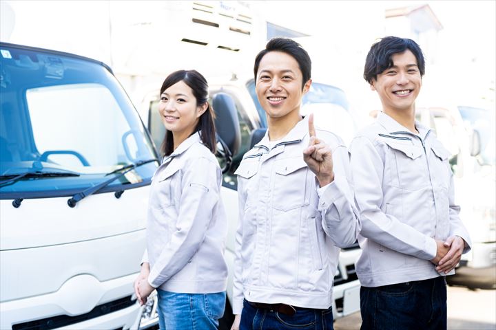 《国立市》週払いOK・4ｔ車でのコンビニへの書籍配送ドライバー！（高時給・週休2日）