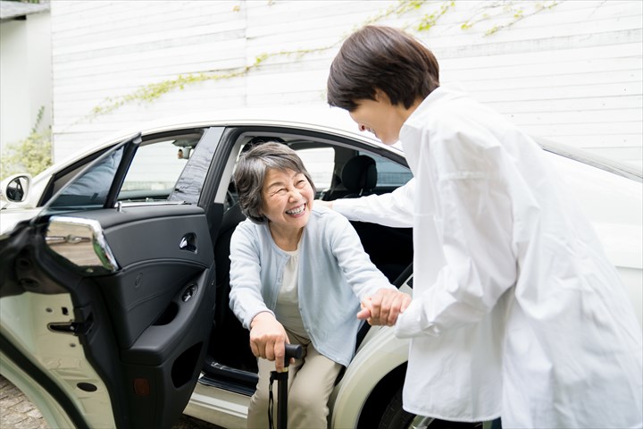 《渋谷区》週払いOK・普通車でのデイサービス利用者の送迎ドライバー！（Web面接OK・週休2日）