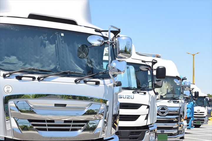 《常総市》週払いOK・大型車での乳製品のセンター間配送ドライバー！（Wワーク歓迎・土日祝のみ）