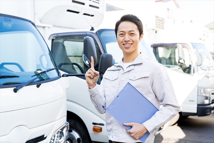 《茨木市》週払いOK・4ｔ車での常温商品のコンビニ配送ドライバー！（Web面接OK・週休2日）