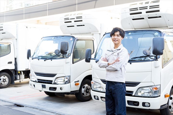 《川崎市川崎区》週払いOK・4ｔ車での雑貨類の店舗配送ドライバー！（Web面接OK・高収入）