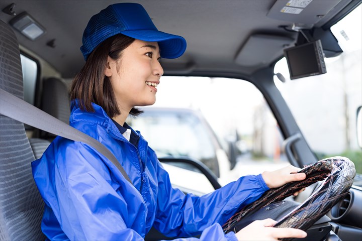 《北九州市小倉北区》週払いOK・2ｔ車での企業向け一般貨物の集配ドライバー！（土日祝休み・日勤）