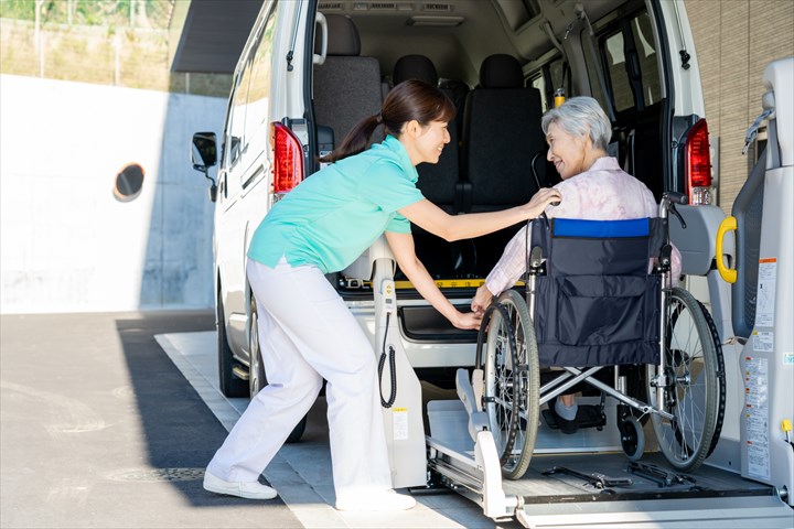 《墨田区》週払いOK・普通車でのデイサービス利用者の送迎ドライバー！（土日休み・高時給）