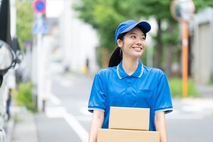 《柏市》週払いOK・4ｔ車での常温品のセンター間横持ちドライバー！（固定休み・残業ほぼなし）