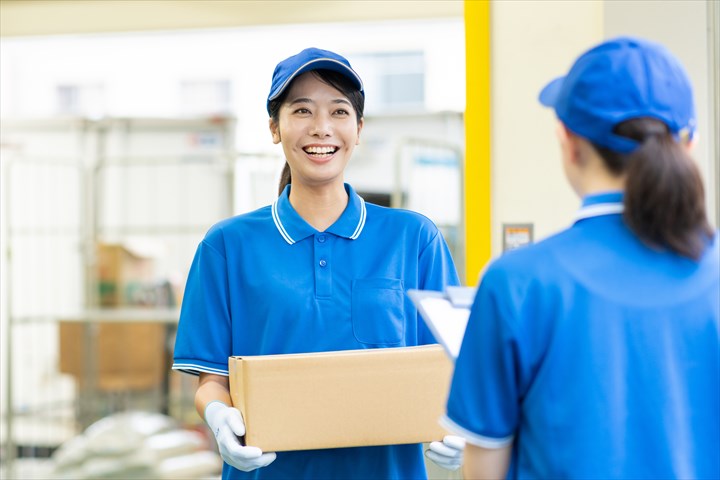 《横浜市神奈川区》週払いOK・3ｔ車でのコンビニへの店舗配送ドライバー！（高収入・ルート配送）