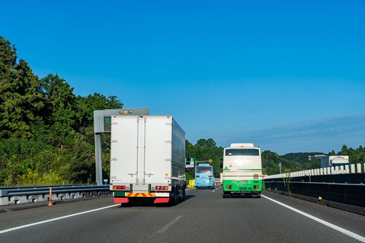 《宇都宮市》週払いOK・4ｔ増トン車での3温帯食品の店舗配送ドライバー！（Web面接OK・超高収入）